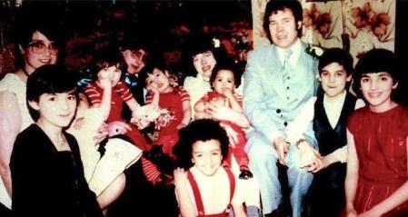 El matrimonio West con sus hijos