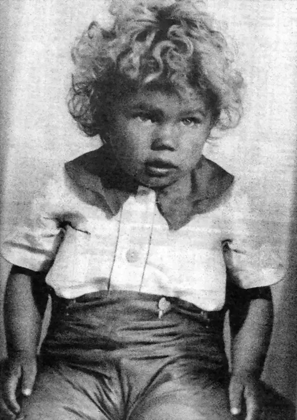 Fred a la edad de 2 años