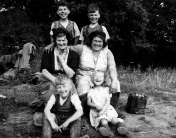 Fred con su madre y hermanos